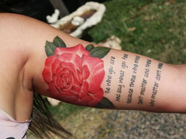 Rote Rose und Liebesskripte Tattoo am inneren Bizeps Tattoo für Frauen