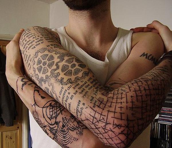 Kompliziertes Full Sleeve Tattoo mit komplizierten Skripten und Warnzeichen für Männer