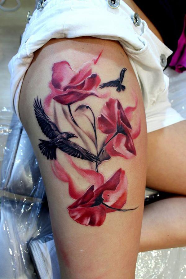 Mohnblumen und Vogel Oberschenkel Tattoo