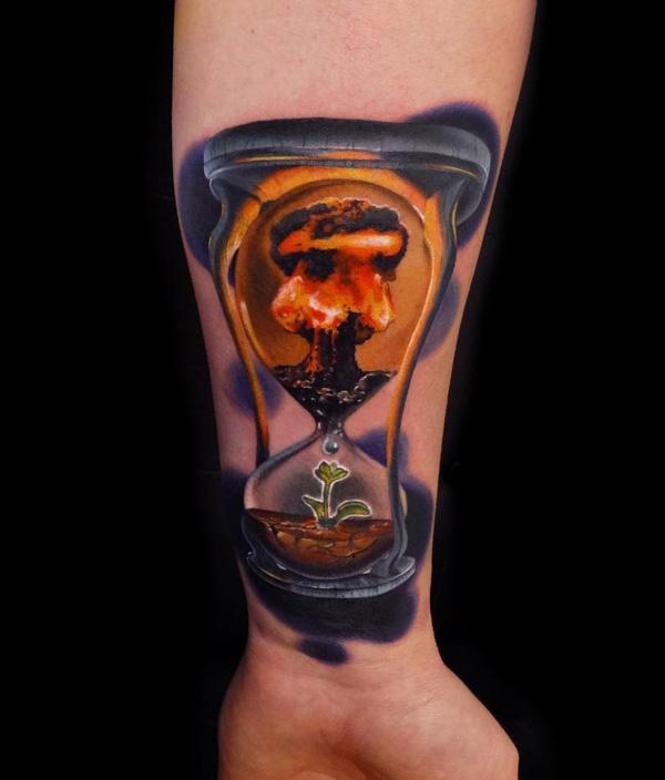 Frieden und Explosion im Sanduhr-Tattoo