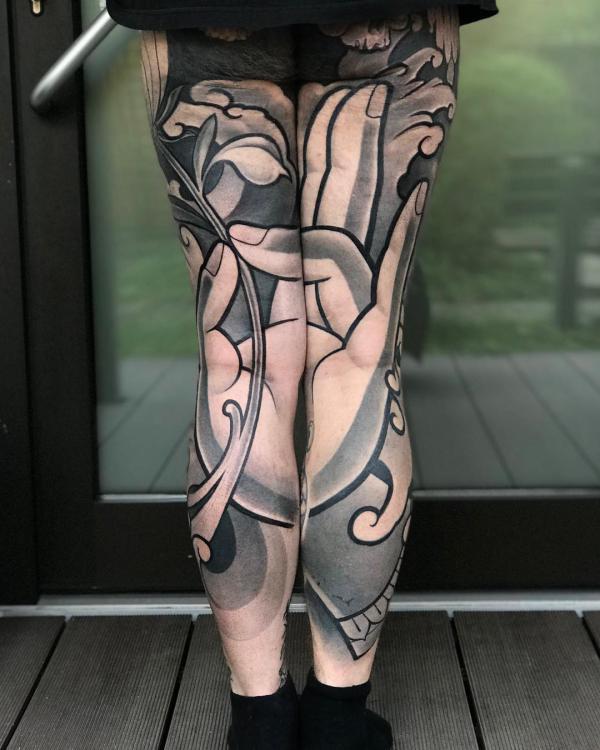 Buddhismus inspiriertes japanisches Tattoo auf zwei Beinen