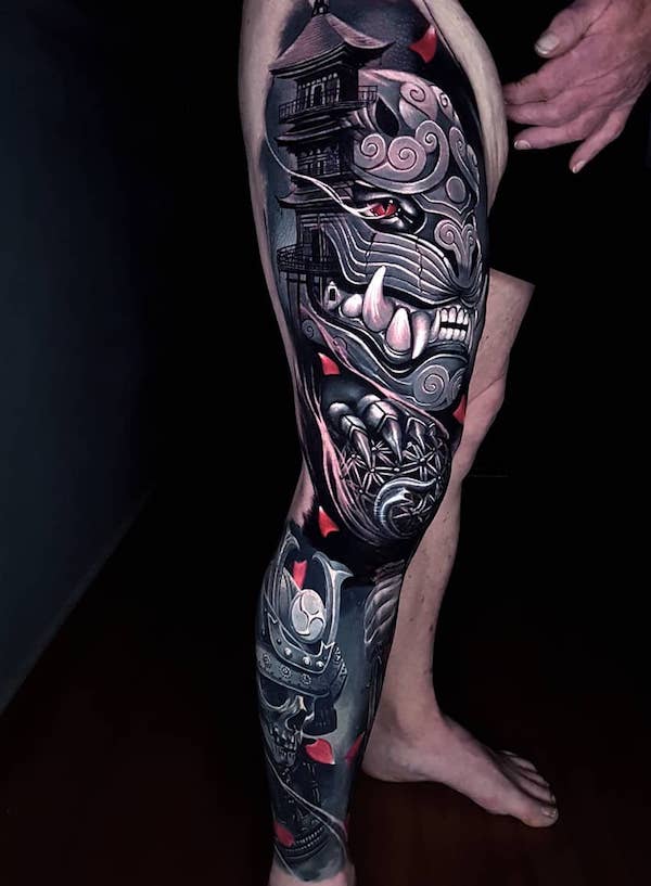 Tolles Foodog Tattoo am ganzen Bein