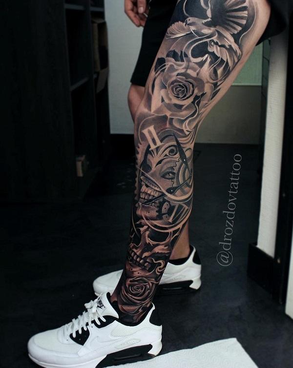 Schwarz-weißes Tattoo mit Taube, Blumen und Totenkopf am Bein