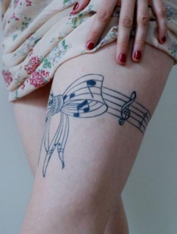 Musiknoten und Bogen Tattoo im Umrissstil