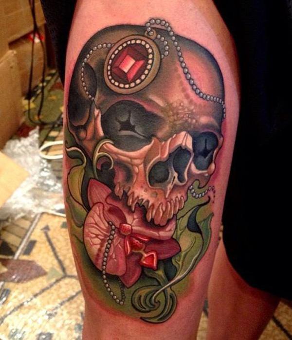 Buntes Totenkopf Tattoo am Bein