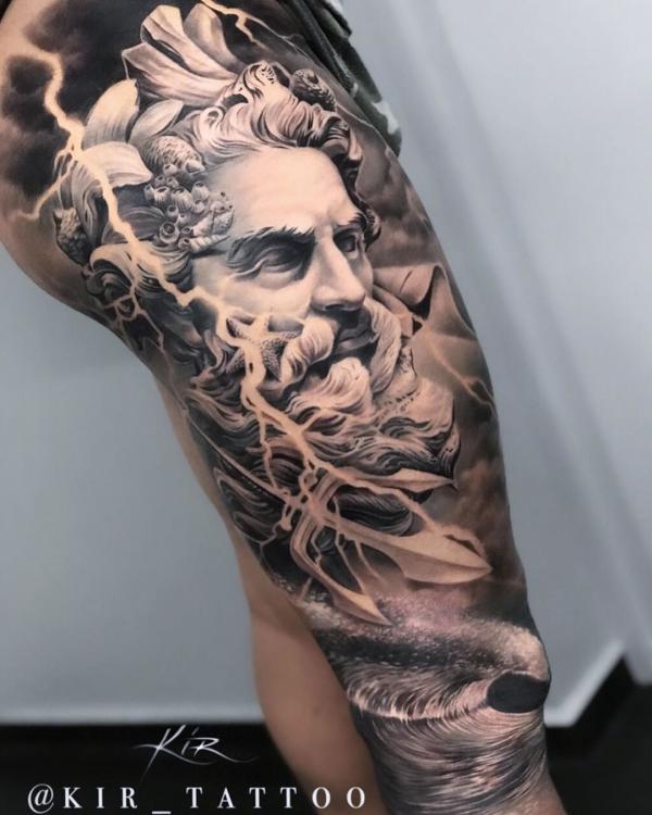 Römische Statue inspiriertes Bein Tattoo im realistischen schwarz-grauen Stil