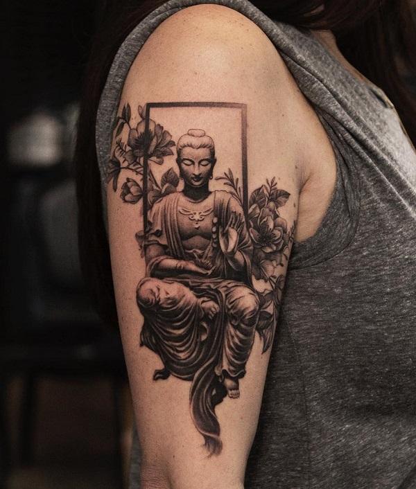 Buddha v meditačním tetování s květinami
