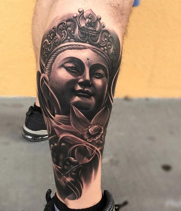 Buddhistický úsměv při držení tetování květinové nohy