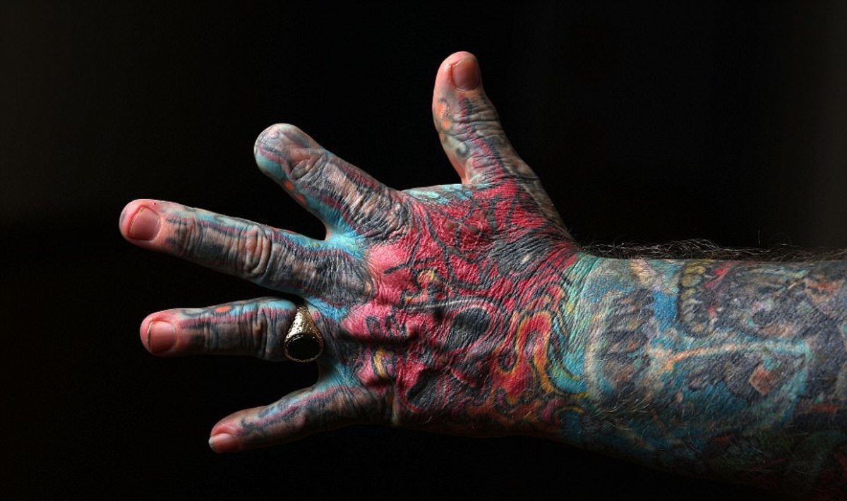 John Kenney, 60 let stará tetování, stará a tetovaná, gangsterské tetování, tetování na obličej, muž tetování celého těla z nenávisti k sobě, useknutý prst