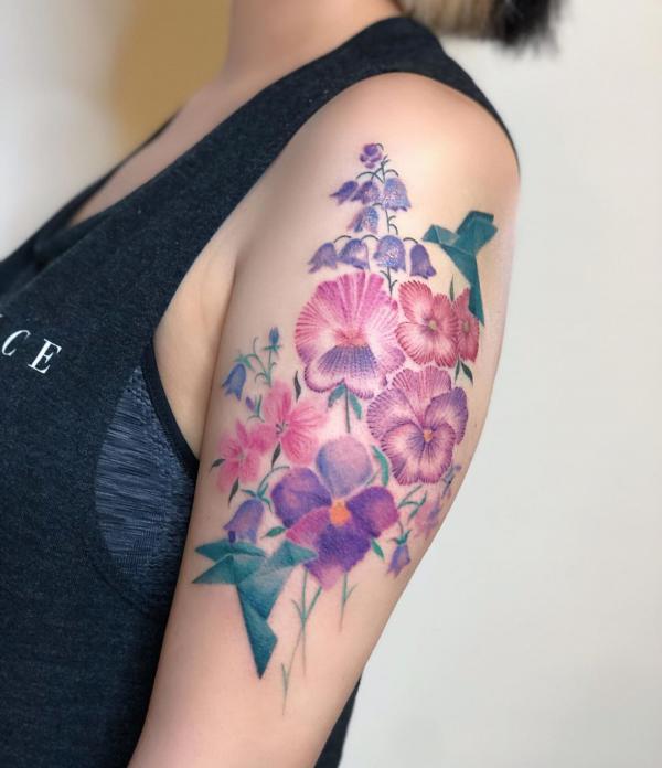 Buntes Violett Tattoo am Arm