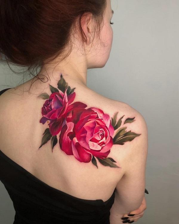 Rote Rose Blüte Tattoo auf dem Rücken der Frau