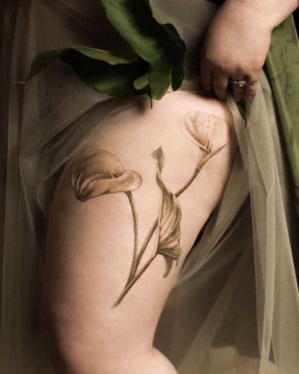 Calla-Lilie Tattoo am Oberschenkel