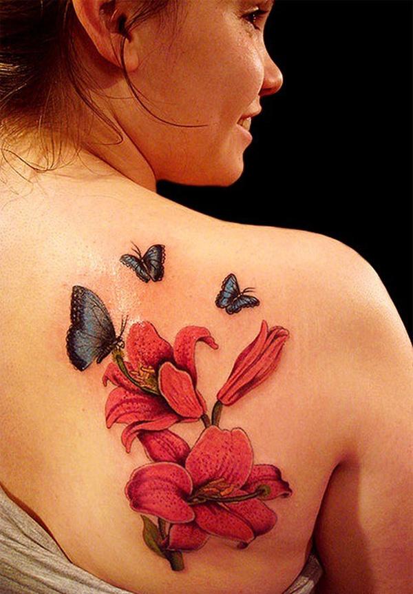 Lilie Blume und Schmetterling Tattoo am Rücken
