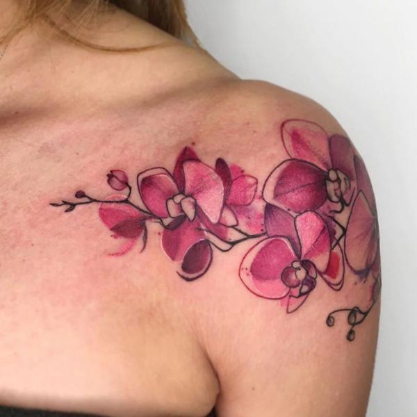 Rosa Orchidee Tattoo an der Schulter