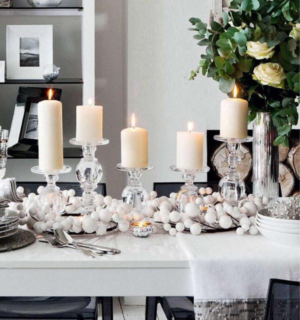 Okouzlující bílé ozdoby na vánoční stůl, nové nápady v designu dekorů