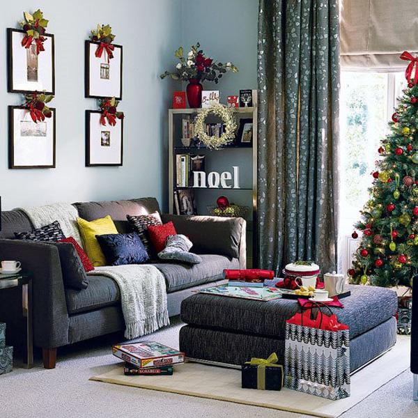 ansprechende-hgtv-weihnachten-dekor-ideen-mit-fotos-an-der-wand-und-schwarzem-sofa-auch-quadratischer-tisch