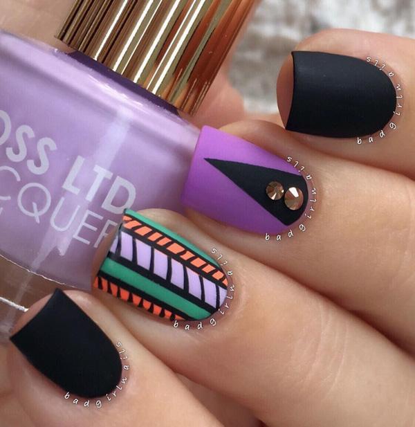 Schwarz und Lila mit Tribe Nail Art