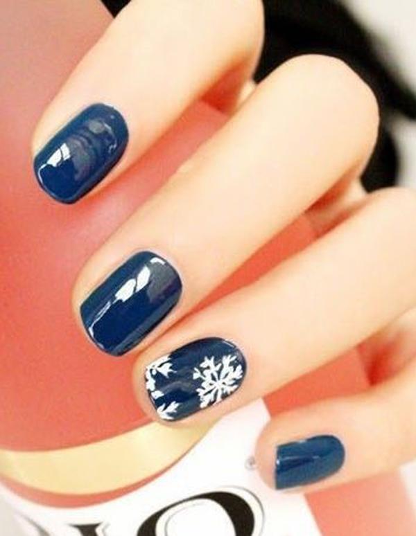 Elegantes Blau mit neuer Nailart