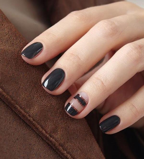 Großzügiges Schwarz mit Nailart aus Metall