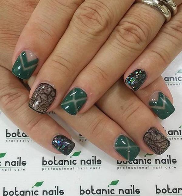 Nagelkunst aus grüner und schwarzer Spitze