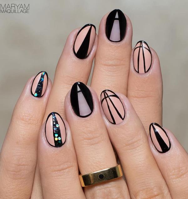 Nude Farbe und schwarze Nailart