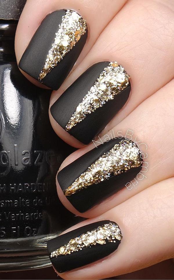 Schwarz-goldene Glitzer-Nagelkunst