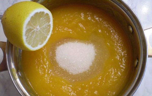 exprimir y agregar jugo de limón