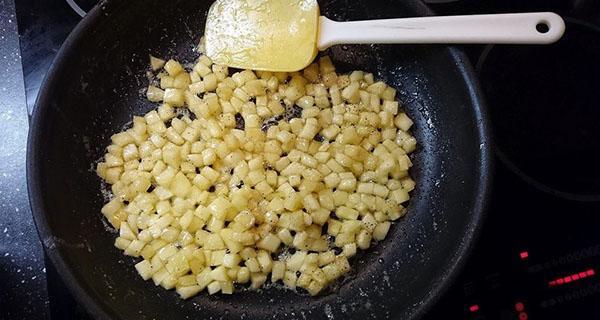 cocine a fuego lento manzanas picadas