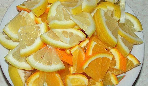 cortar naranjas y limones en rodajas
