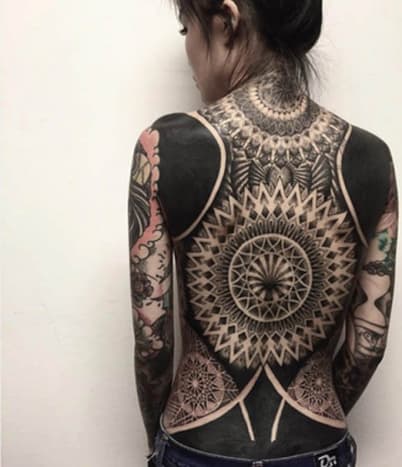 Tribal Back Tattoo مع أقسام سوداء صلبة إن تشيستر من متجر Oracle Tattoo في سنغافورة هو الفنان المسؤول عن هذا الوشم الخلفي المزخرف الذي يتميز بتصميم قبلي مفصل بشكل لا يصدق وأقسام سوداء صلبة على كتف المرأة وأسفل الظهر. من الواضح أن هذه القطعة الخلفية المذهلة قد تم تنفيذها بواسطة فنان وشم رئيسي ، وصدق أو لا تصدق ، لا يزال عملاً قيد التنفيذ.