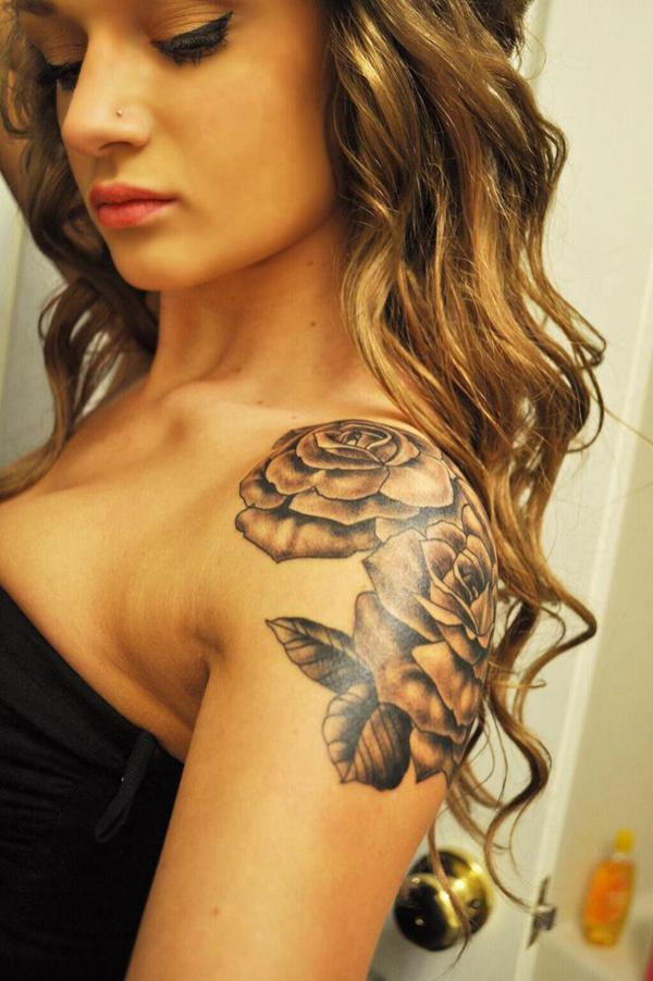 Růžové tetování na rameni