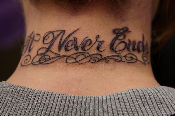 Schrift Tattoo am Hals für Frauen