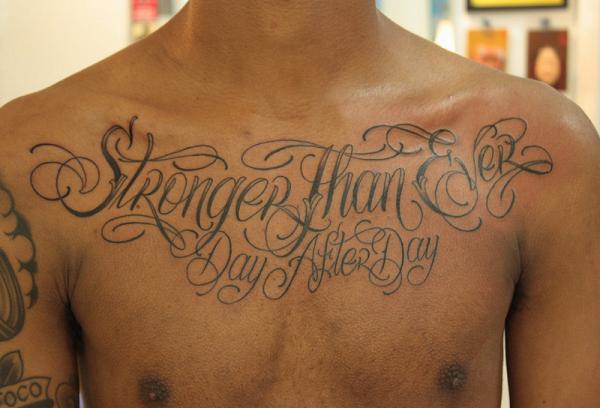 Schrift Brust Tattoo
