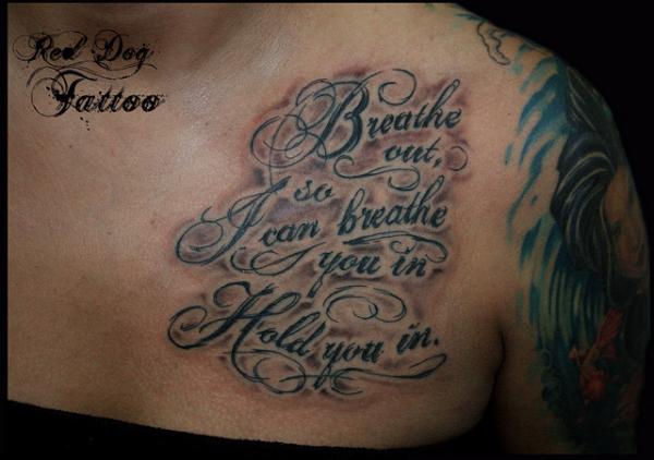 Schrift Brust Tattoo