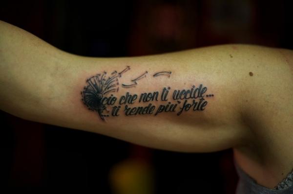 Schriftzug Tattoo am Oberarm