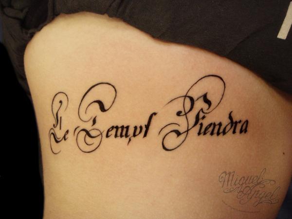 Schriftzug Rippentattoo