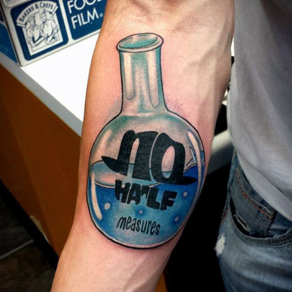 keine-halben-massnahmen-männer-brechen-schlechte-innere-unterarm-tattoos