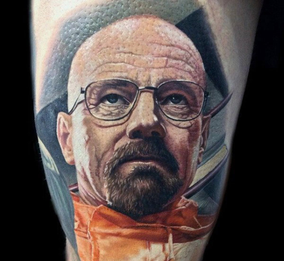 erstaunliches-männliches-brechendes-schlechtes-tattoo-am-schenkel