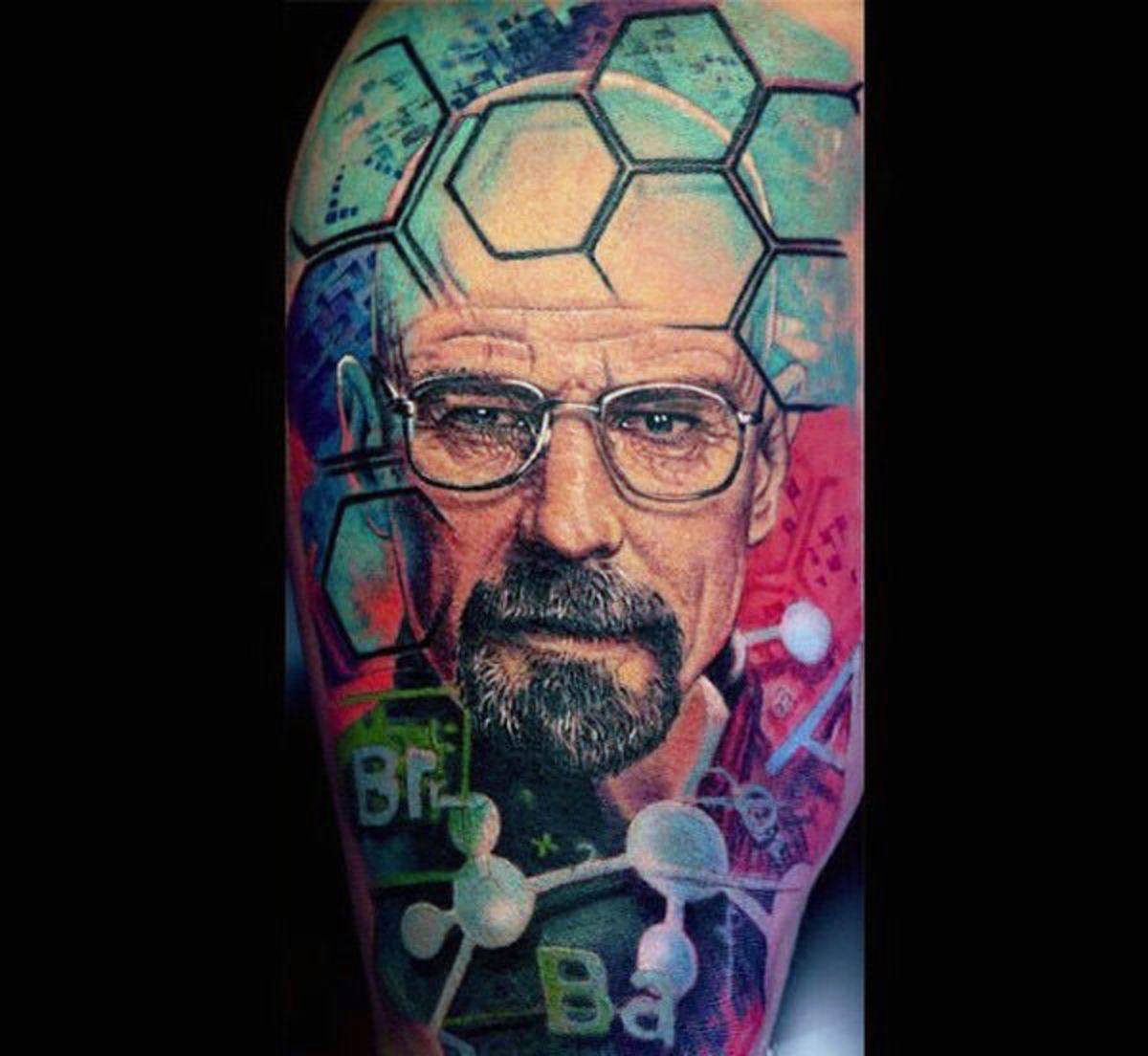 Jungs-bunte-Chemie-brechend-schlechtes-Tattoo-halbe-Ärmel