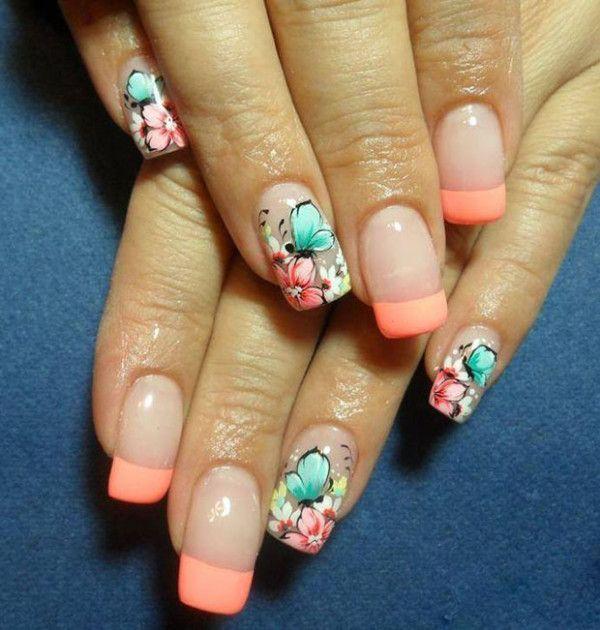 French Manicure Nageldesign mit Blumen- und Schmetterlingsdesign für den Frühling