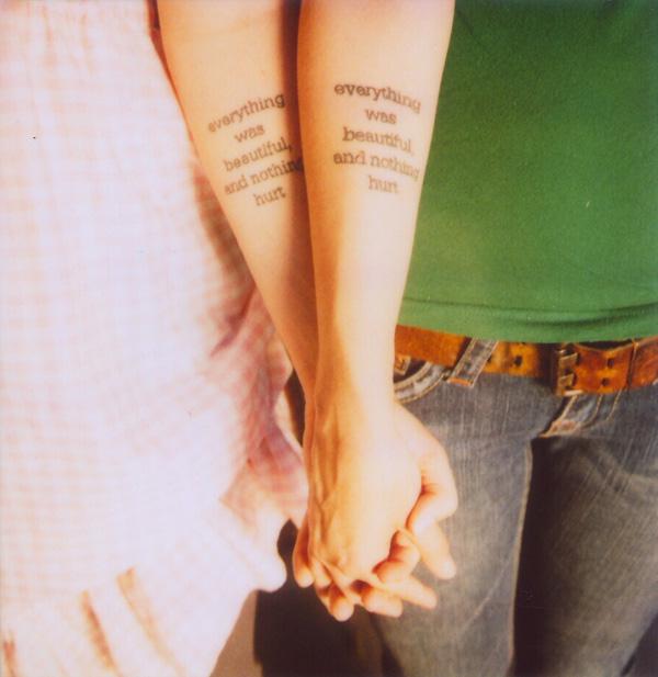 citát odpovídající tetování na předloktí páru
