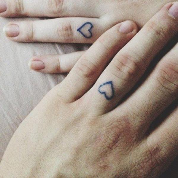 srdce odpovídající tetování na prstu
