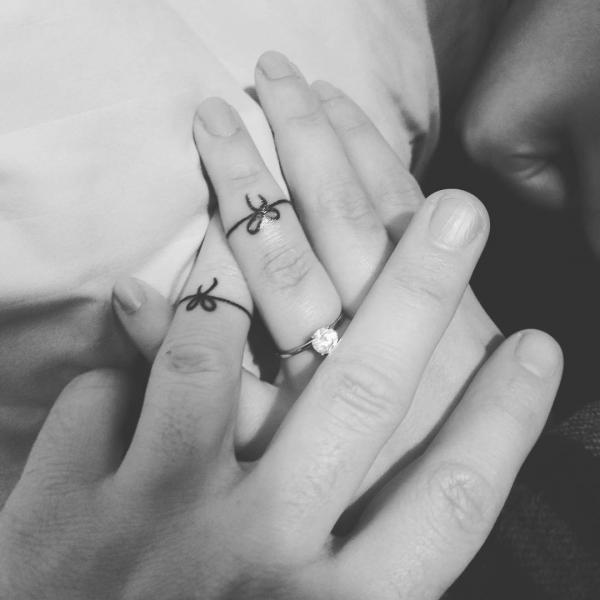 Drobné stužkové tetování snubního prstenu
