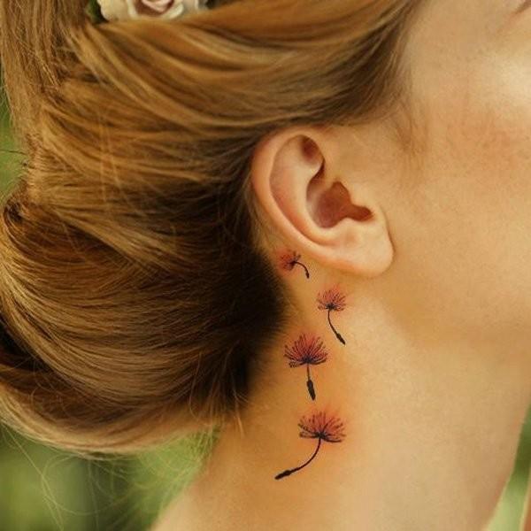 Pampeliškové tetování za uchem