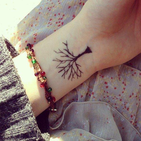 kleiner Baum Tattoo am Handgelenk