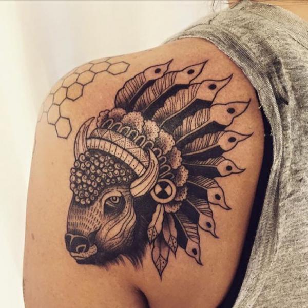 Bizonské tetování na rameni