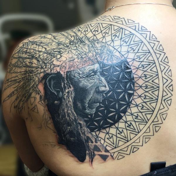 Indiánské tetování na zádech-1