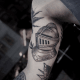 tätowierung, tätowierer, feines linientattoo, schwarz-graues tattoo, tattoo-idee, tattoo-inspiration, tattoo-kunst, eingefärbt, inkedmag