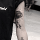tätowierung, tätowierer, feines linientattoo, schwarz-graues tattoo, tattoo-idee, tattoo-inspiration, tattoo-kunst, eingefärbt, inkedmag