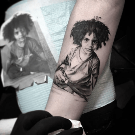 tätowierung, tätowierer, feines linientattoo, schwarz-graues tattoo, tattoo-idee, tattoo-inspiration, tattoo-kunst, eingefärbt, inkedmag